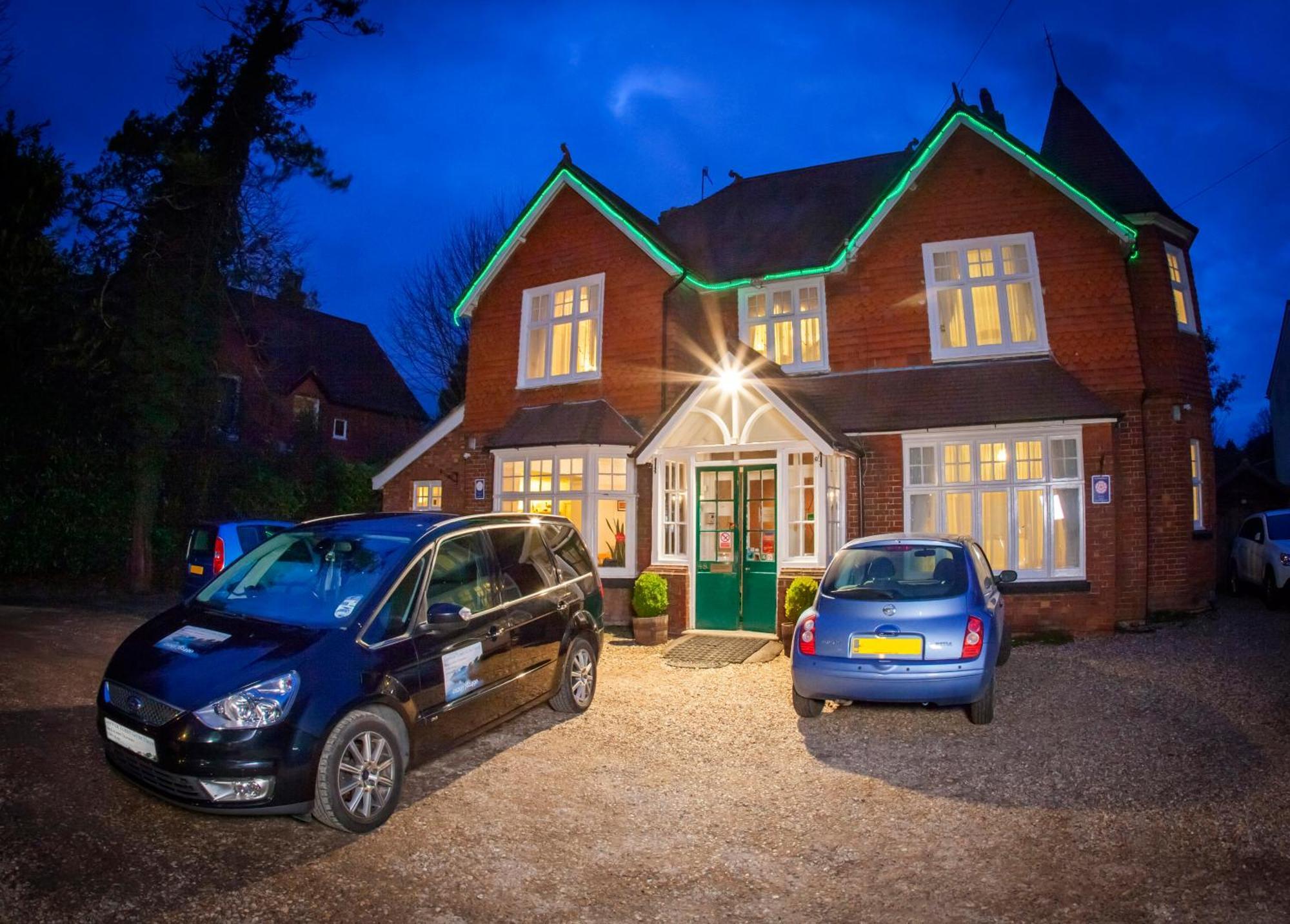 Gatwick Turret Guest House Horley Exterior photo