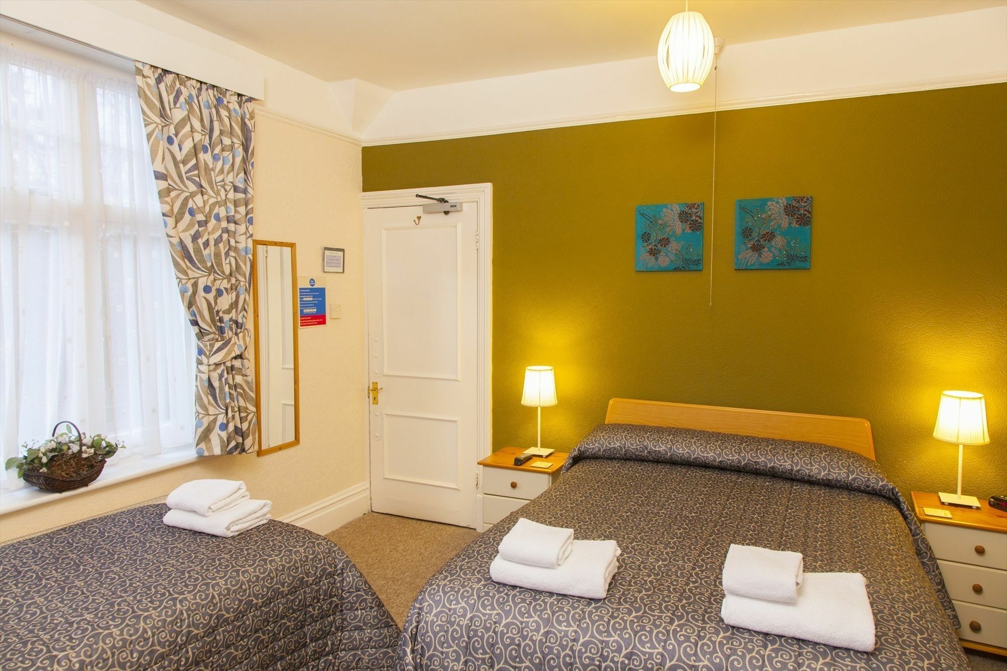 Gatwick Turret Guest House Horley Exterior photo