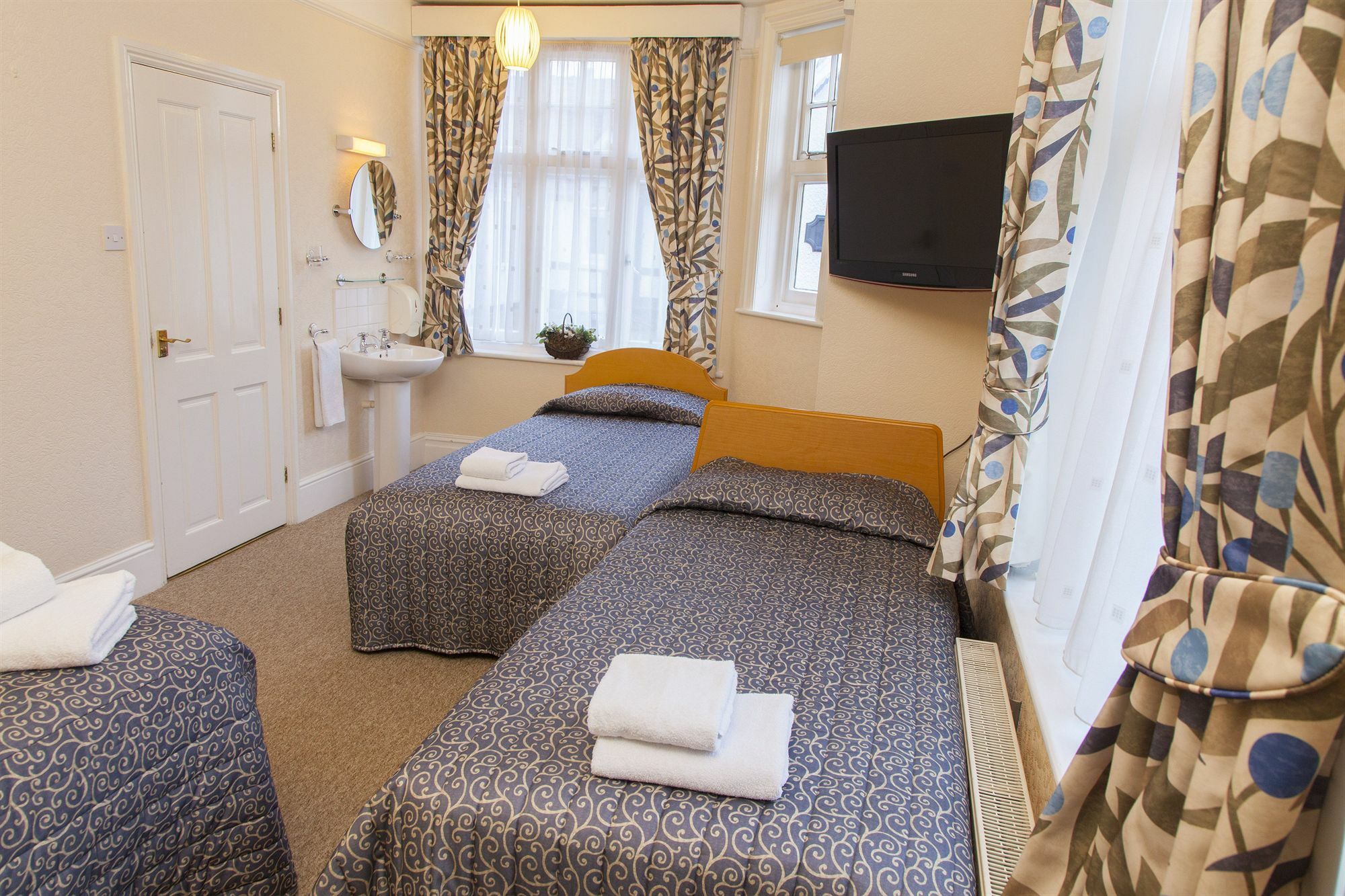 Gatwick Turret Guest House Horley Exterior photo