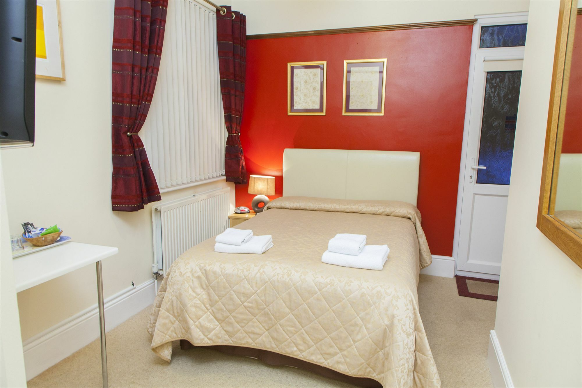 Gatwick Turret Guest House Horley Exterior photo